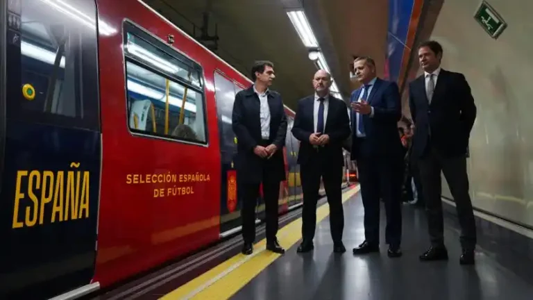Mundial 2026 en el Metro de Madrid con el nuevo tren de la selección.