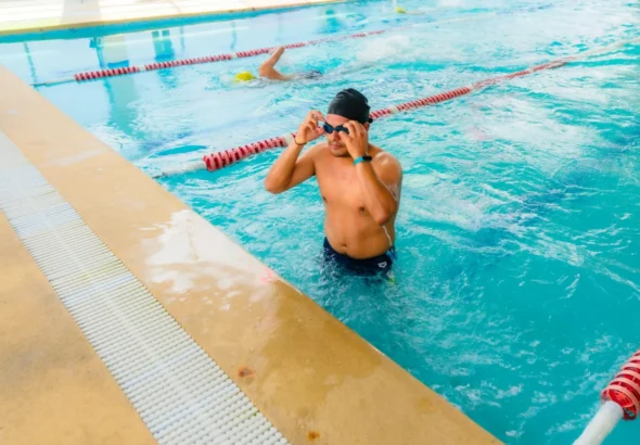 Imagen de una persona bañándose en una piscina con el regreso de la apertura de éstas en Barcelona
