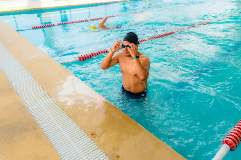Imagen de una persona bañándose en una piscina con el regreso de la apertura de éstas en Barcelona
