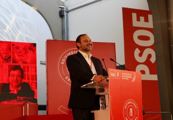 Imagen que muestra a ex Ministro de Transportes Jose Luis Ábalos en un acto.