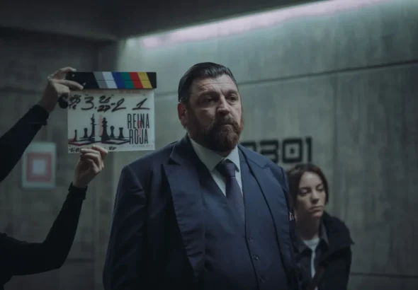 Hovik Keuchkerian y Victoria Luego en una escena de la temporada 3 de Reina Roja de Prime Video