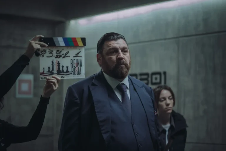 Hovik Keuchkerian y Victoria Luego en una escena de la temporada 3 de Reina Roja de Prime Video