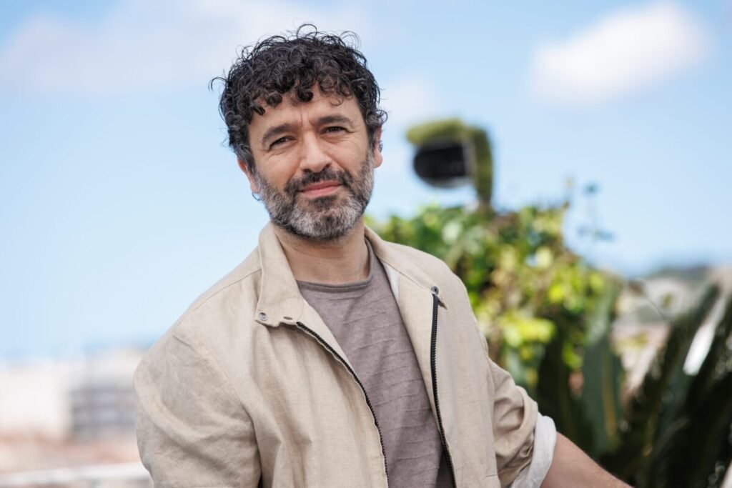 Javier Bardem y Victoria Luengo conquistan Cannes con el regreso de Sorogoyen Imagen de posado de Rodrigo Sorogoyen en el Festival de Cannes 2026