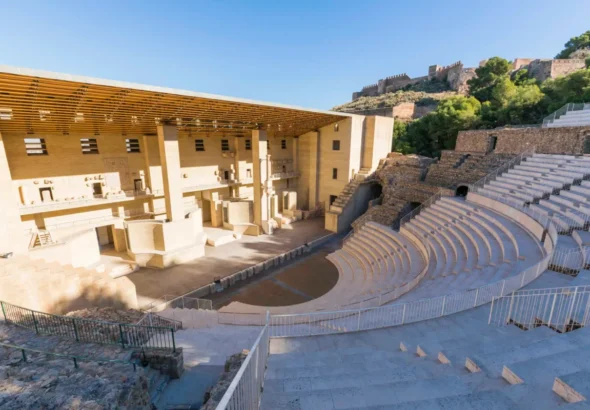 Imagen del interior del teatro romano de sagunto un día soleado