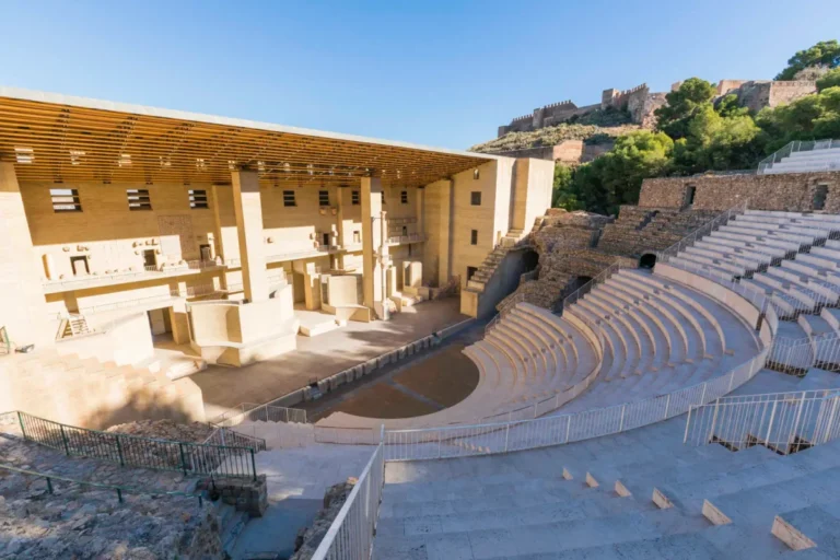 Imagen del interior del teatro romano de sagunto un día soleado
