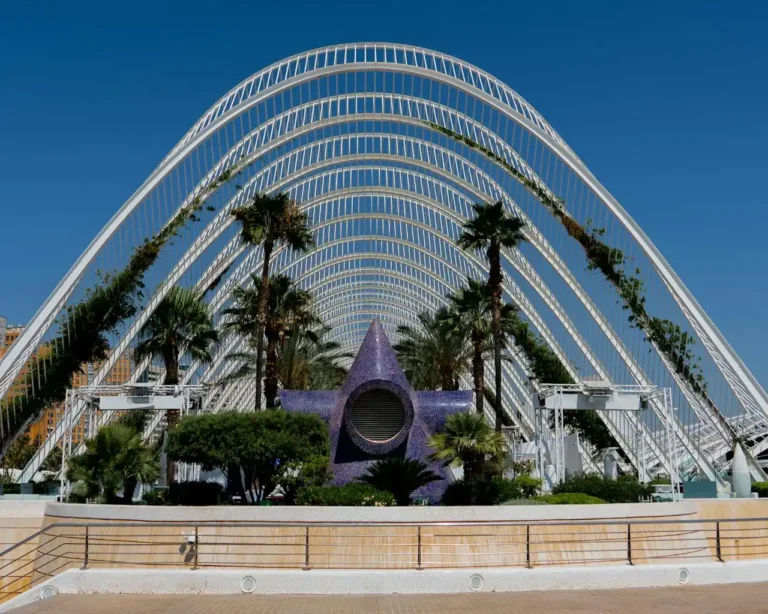La Ciudad de las Artes y las Ciencias de València durante un atardecer dorado con turismo en valencia.