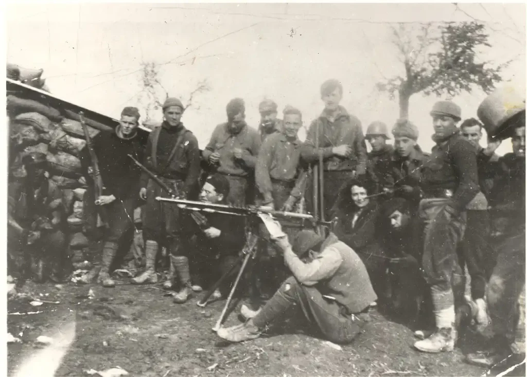 La misteriosa vida y las sombrías predicciones de George Orwell Imagen que muestra a George Orwell y Eileen O’Shaughnessy con miembros de la unidad del ILP (Partido Laborista Independiente) en el Frente de Aragón, a las afueras de Huesca, 13 de marzo de 1937