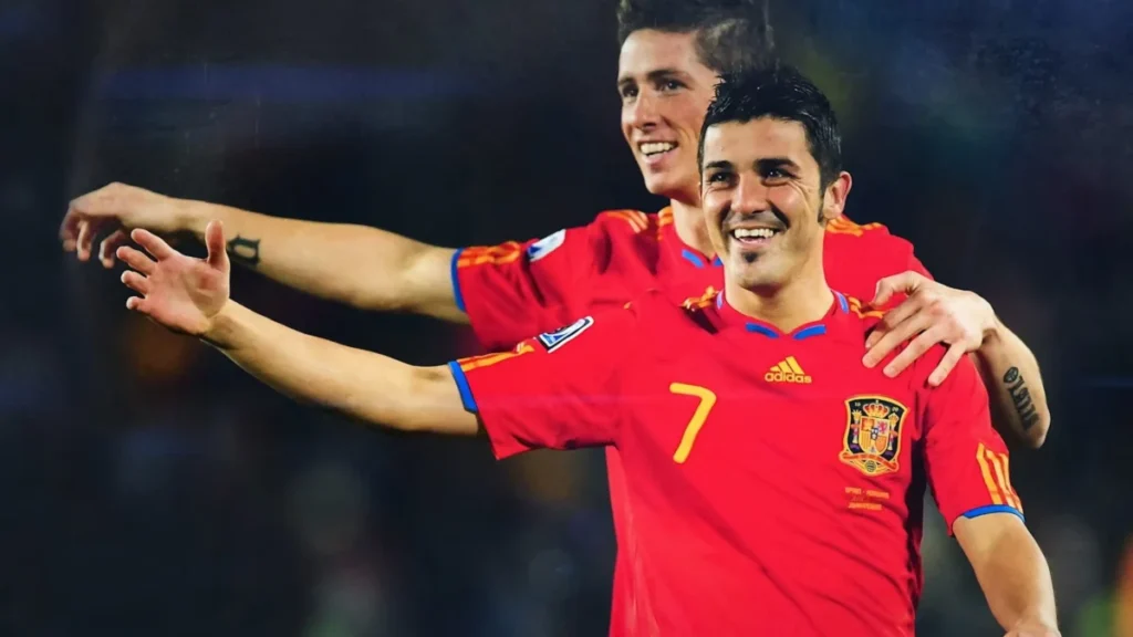 Movistar Plus+ calienta el Mundial 2026 con cinco documentales Fernando Torres y David Villa en un partido de la Selección Española de Fútbol