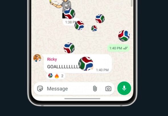 Imagen que muestra una pantalla de una conversación de Whatsapp con el emoji del balón oficial del Mundial 2026 por adidas