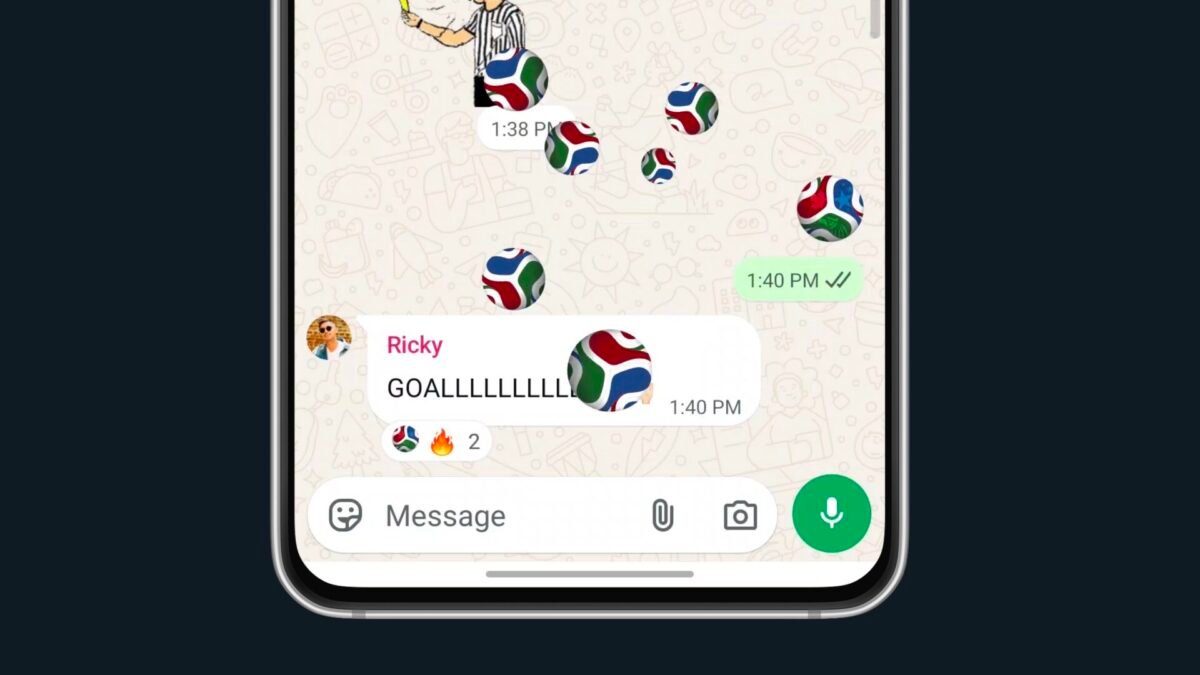 El truco para activar el emoji del balón oficial de la Copa Mundial de la FIFA 2026 en WhatsApp Imagen que muestra una pantalla de una conversación de Whatsapp con el emoji del balón oficial del Mundial 2026 por adidas