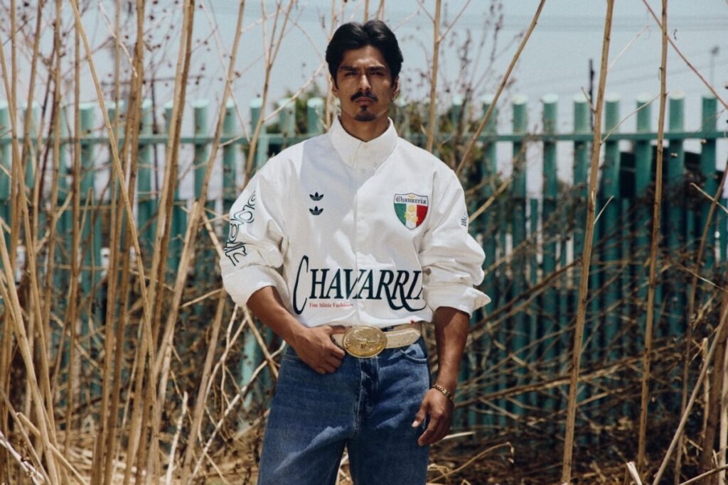 Vaya locura de colección: adidas y Willy Chavarria convierten a México en el gran protagonista Hombre con camisa y cinturón grande