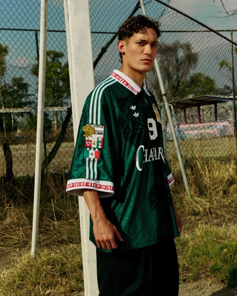 Vaya locura de colección: adidas y Willy Chavarria convierten a México en el gran protagonista Joven con camiseta verde y deportiva