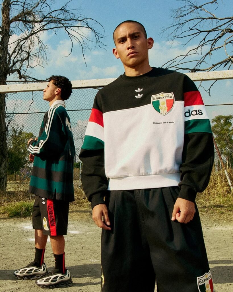 Vaya locura de colección: adidas y Willy Chavarria convierten a México en el gran protagonista Imagen que muestra a dos personas en una cancha de fútbol de un pueblo con la nueva colección