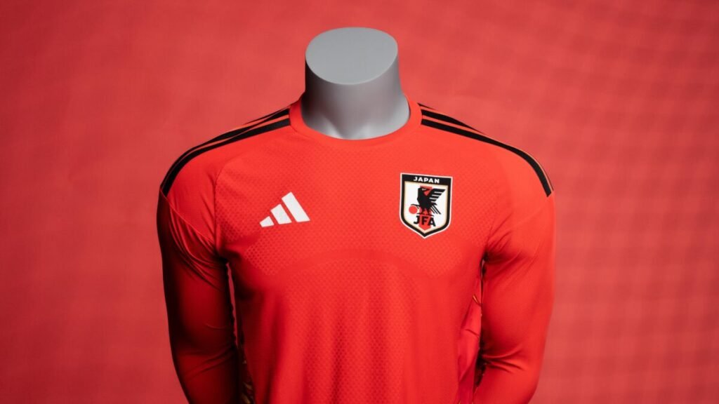 ¿Qué secretos tenía guardados adidas en las camisetas de portero para el Mundial? Camiseta de la selección de Japón para el mundial diseñada por adidas