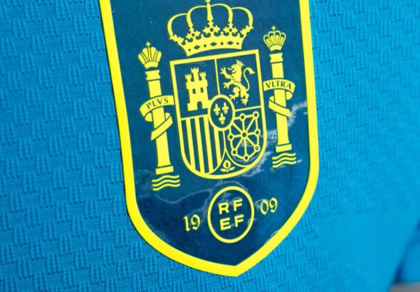 Imagen que muestra el detalle del escudo en la equipación de adidas para España