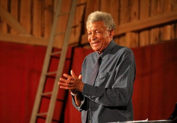 Imagen que muestra a Abdullah Ibrahim aplaudiendo