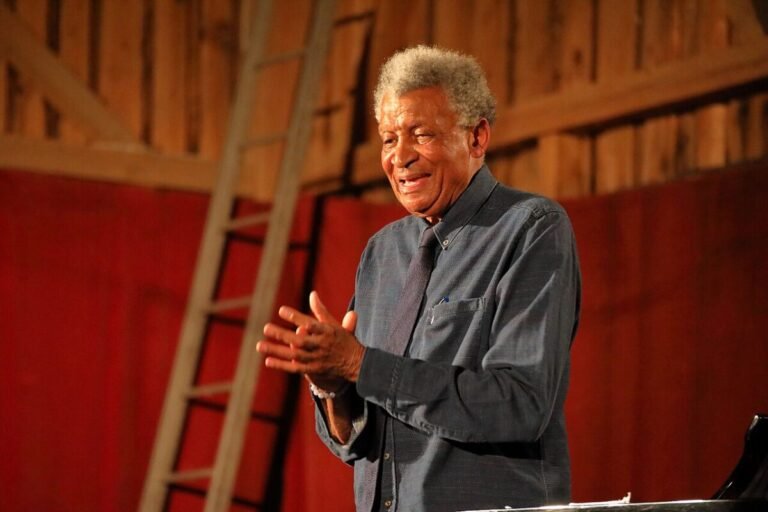 Imagen que muestra a Abdullah Ibrahim aplaudiendo