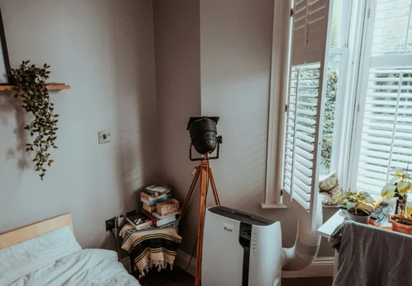Imagen que muestra una habitación de estilo moderno con el aire acondicionado portátil que tiene en descuentos El Corte Inglés