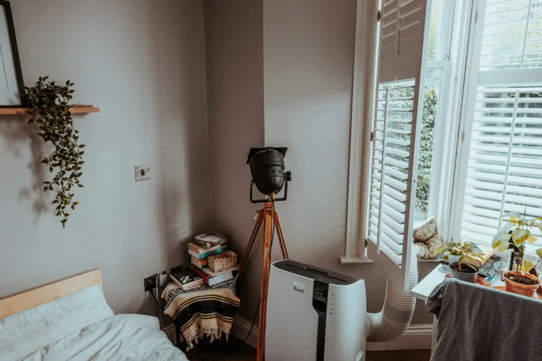 Imagen que muestra una habitación de estilo moderno con el aire acondicionado portátil que tiene en descuentos El Corte Inglés