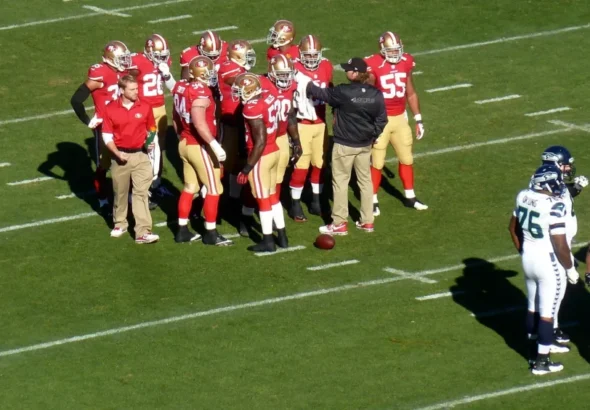 Imagen de la Liga de la NFL con Aldon Smith en el campo