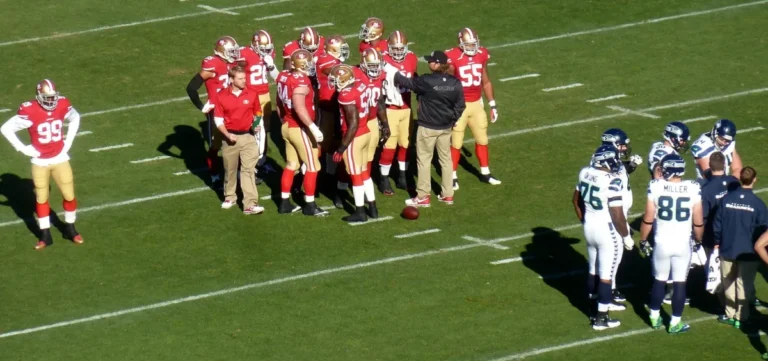 Imagen de la Liga de la NFL con Aldon Smith en el campo