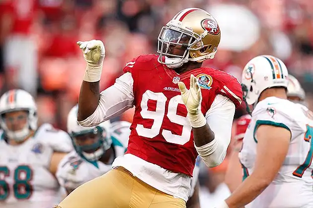 Luto en la NFL: fallece repentinamente Aldon Smith, ex All-Pro de los 49ers, a los 36 años Imagen que muestra a Aldon Smith jugando en la NFL