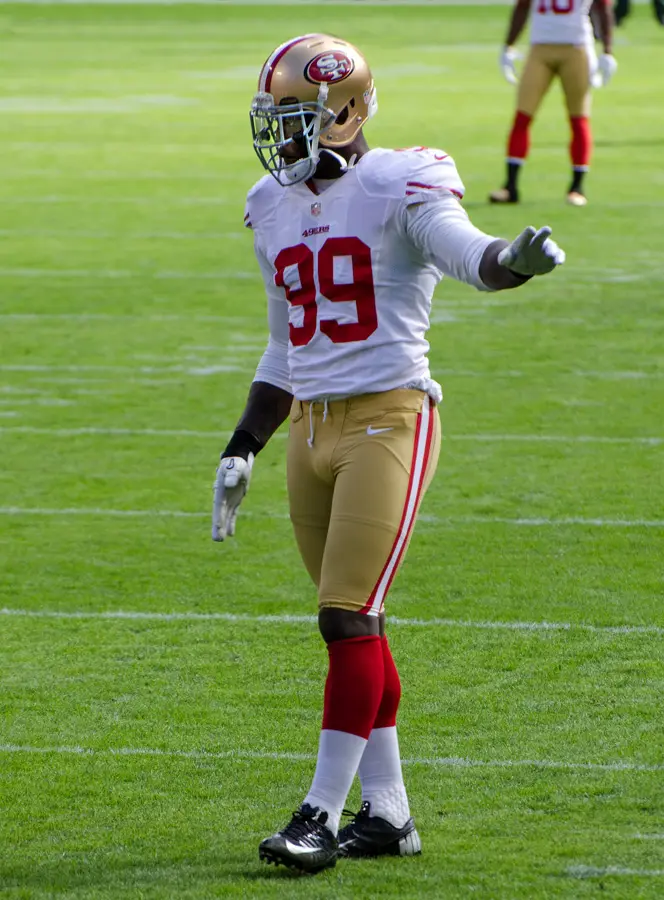 Luto en la NFL: fallece repentinamente Aldon Smith, ex All-Pro de los 49ers, a los 36 años Imagen de Aldon Smith jugando en la NFL