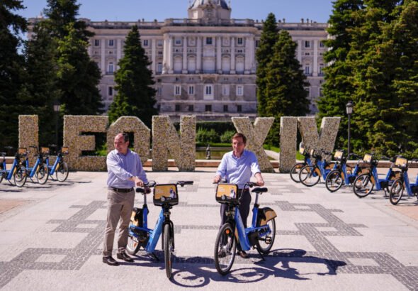 Imagen que muestra a Almeida y Carabante en la presentación del transporte gratis en Madrid