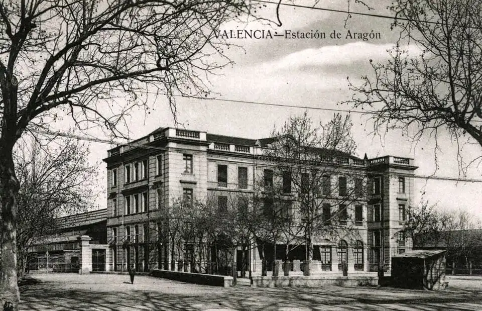 ¿Por qué se llama Feria de Julio? El secreto del siglo XIX que cambió los veranos de Valencia Imagen de archivo de la estación de tren de 1902 a 1968