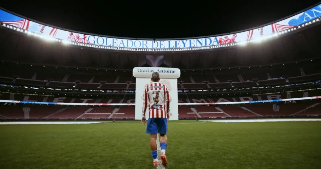 ¿Por qué nos hizo llorar el adiós de Griezmann? Las entrañas de un documental que muerde el corazón atlético Imagen que muestra a Antoine Griezmann en el campo del Atlético de Madrid observando