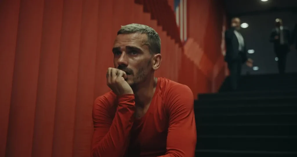 ¿Por qué nos hizo llorar el adiós de Griezmann? Las entrañas de un documental que muerde el corazón atlético Imagen que muestra a Antoine Griezmann pensativo con los ojos emocionado en el campo del Atlético de Madrid