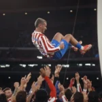 Imagen que muestra a Antoine Griezmann siendo levantado por sus compañeros del Atlético de Madrid