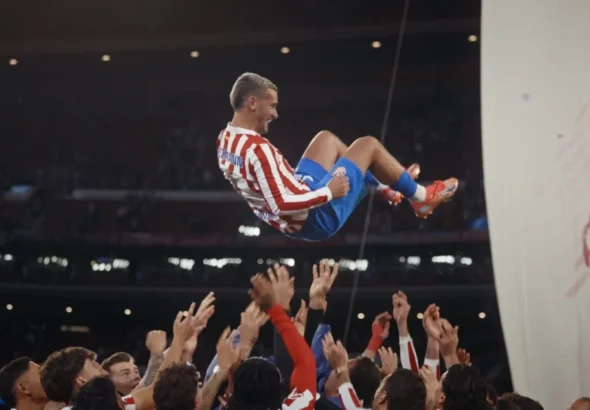 Imagen que muestra a Antoine Griezmann siendo levantado por sus compañeros del Atlético de Madrid