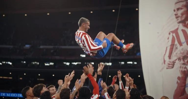Imagen que muestra a Antoine Griezmann siendo levantado por sus compañeros del Atlético de Madrid