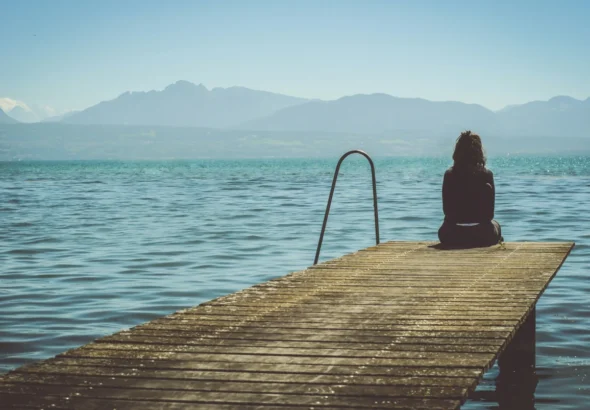 Imagen que muestra a una persona con depresió observando el mar que hace psicoterapia y tiene medidos los biomarcadores