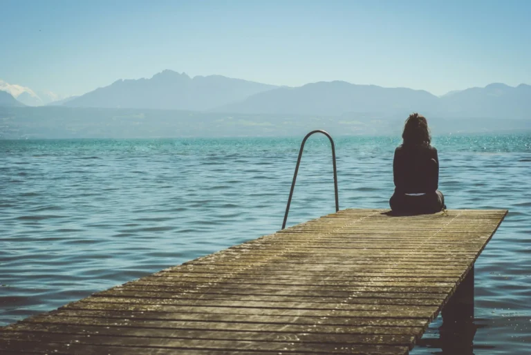 Imagen que muestra a una persona con depresió observando el mar que hace psicoterapia y tiene medidos los biomarcadores
