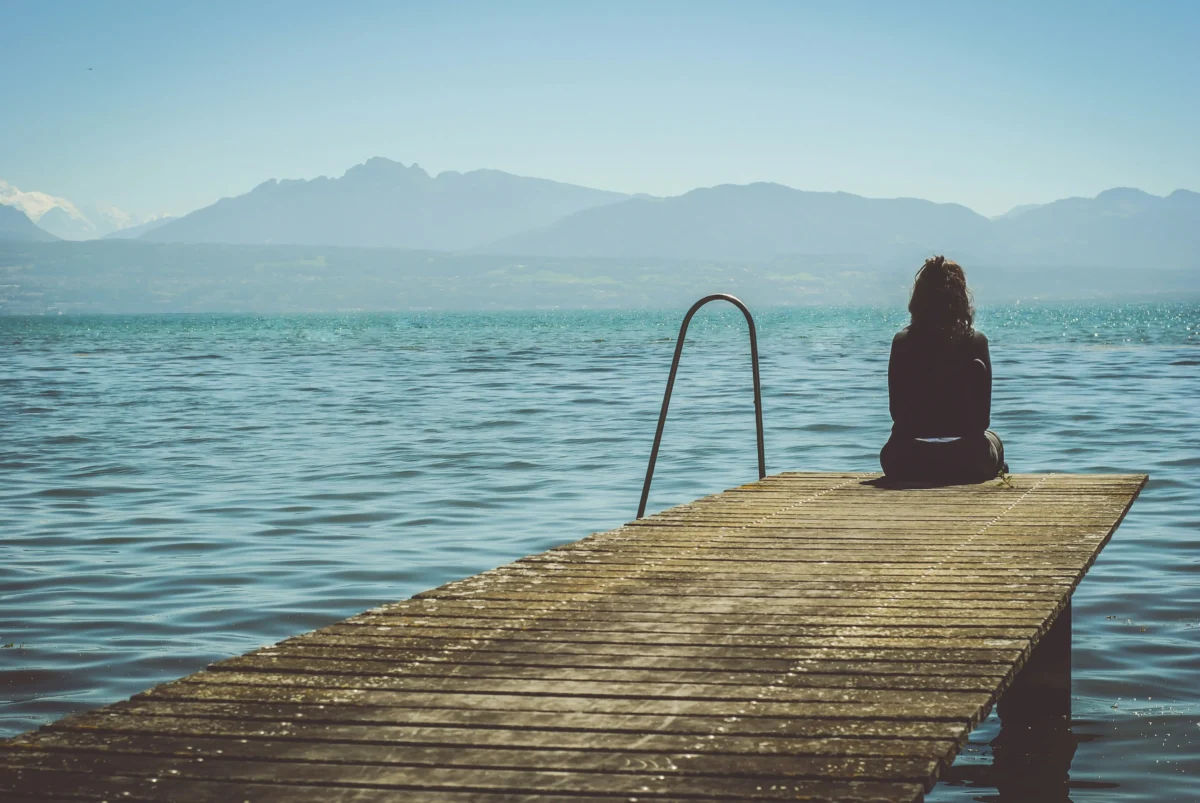 Imagen que muestra a una persona con depresió observando el mar que hace psicoterapia y tiene medidos los biomarcadores