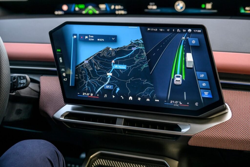 BMW expande su conducción sin manos por Europa y llegará pronto a las carreteras de España Imagen del detalle de pantalla del salpicadero que muestra el BMW Highway Assistant