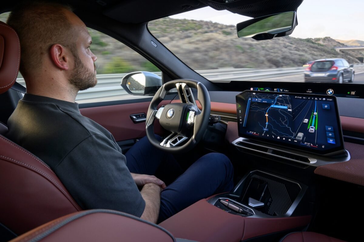 Imagen que muestra a un conductor con el sistema de BMW Highway Assistant sin las manos la volante