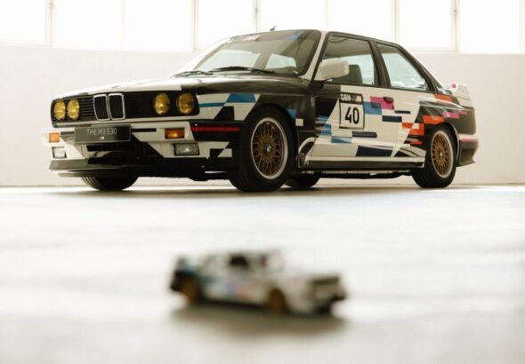 Imagen que muestra de fondo el BMW M3 E30 y delante difuminado la réplica en miniatura de Lego