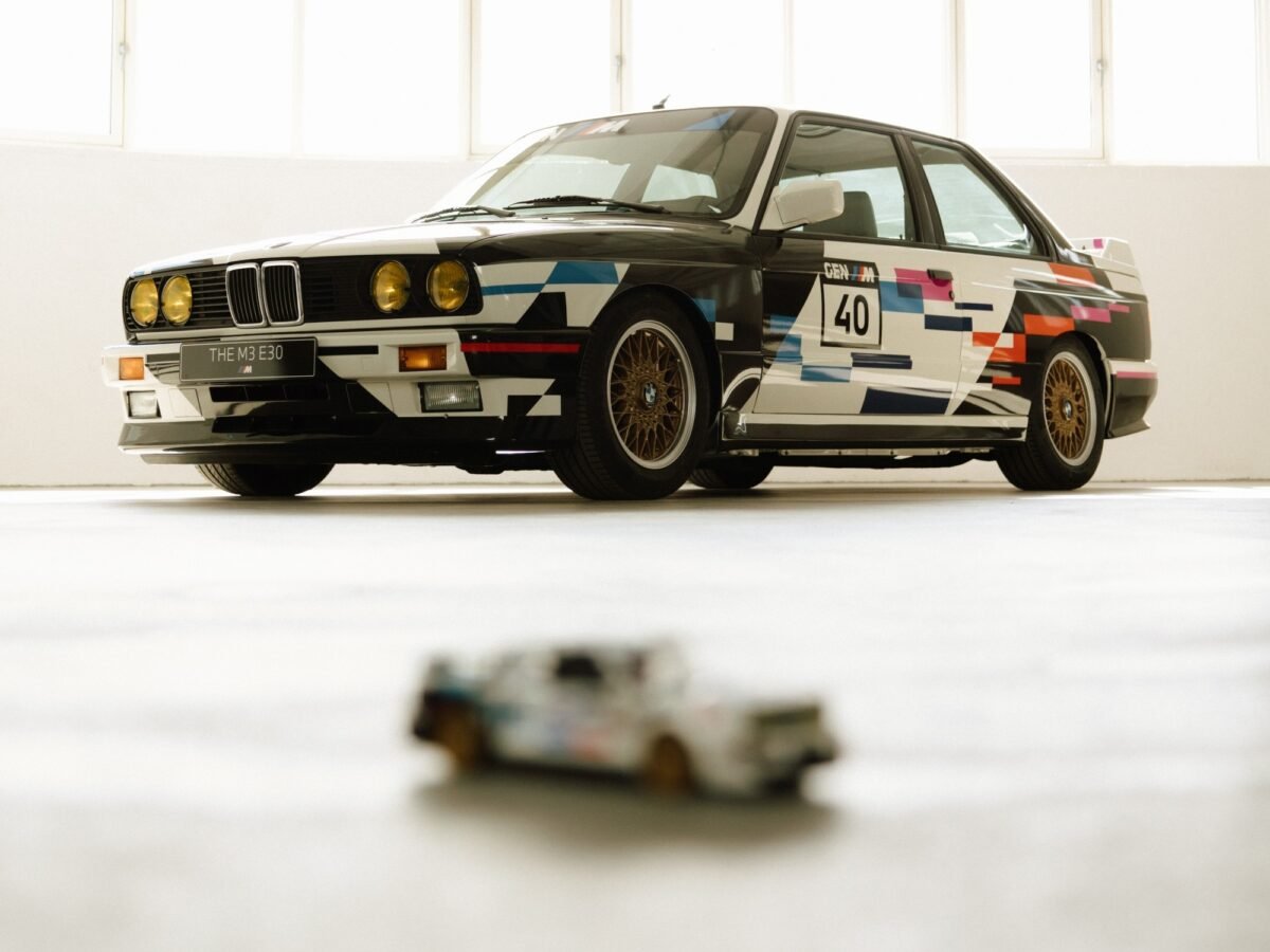 Imagen que muestra de fondo el BMW M3 E30 y delante difuminado la réplica en miniatura de Lego