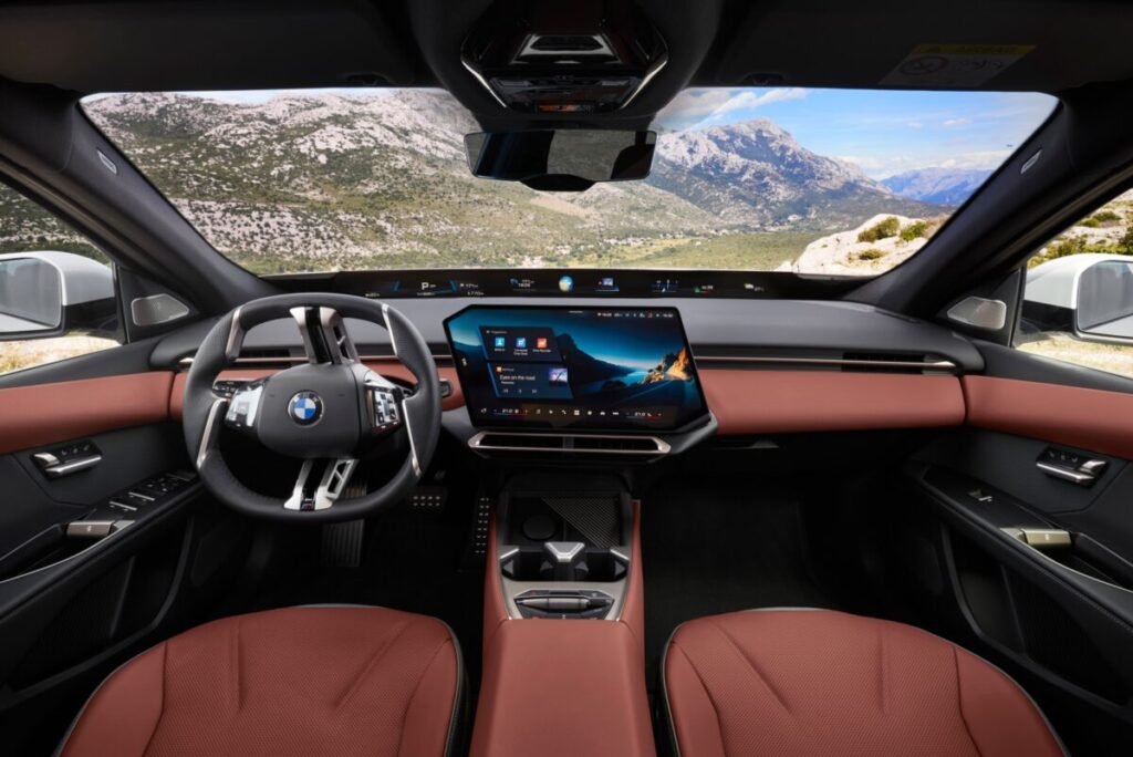 Así es el nuevo BMW i3 50 xDrive: la berlina eléctrica de los 906 km de autonomía que ya puedes reservar Imagen del nuevo BMW i3 que aterriza en España en octubre y ya se puede resevar. La imagen muestra el salpicadero y los asientos delanteros.