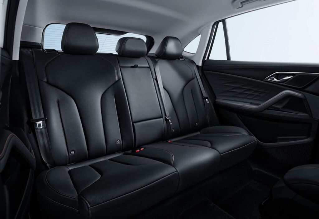 El golazo de MG con descuentos de hasta 12.800€ hasta final de mes Imagen que muestra el interior del MG HS PHEV los asientos traseros