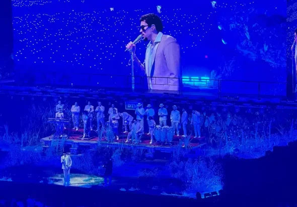 Imagen que muestra a Bad Bunny en uno de sus conciertos actuando sobre el escenario.