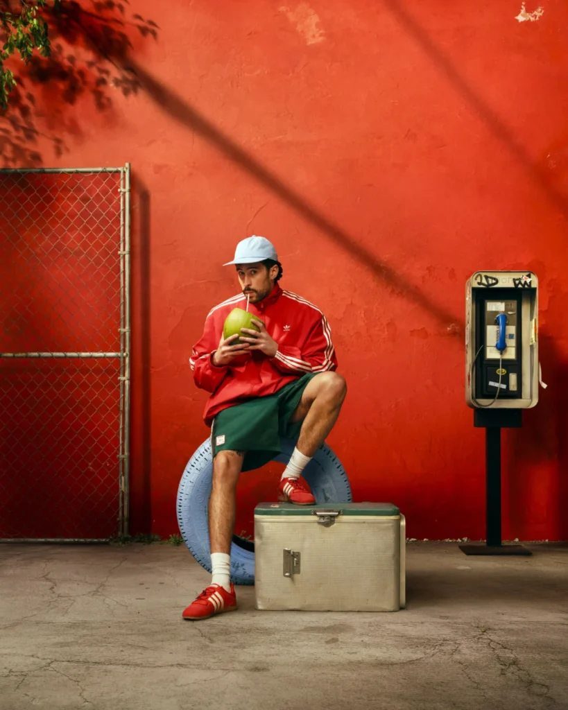 Todo el mundo se fijó en las zapatillas de Bad Bunny. La clave estaba en su color Hombre con ropa deportiva y melón.