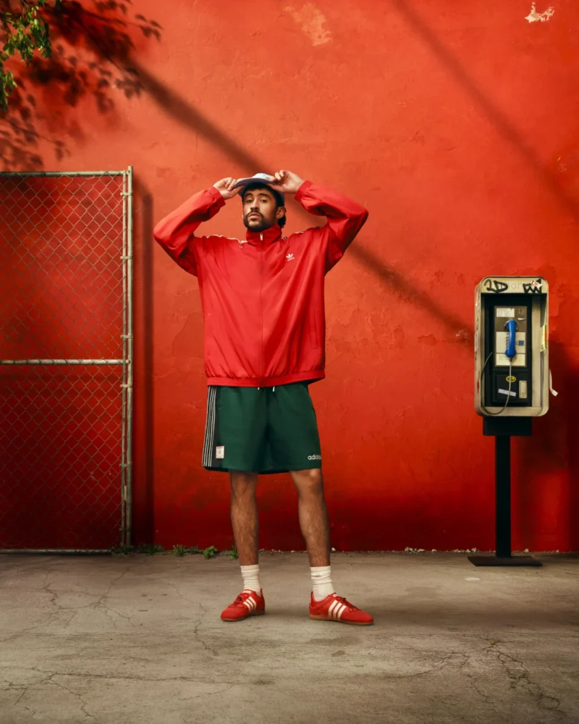 Todo el mundo se fijó en las zapatillas de Bad Bunny. La clave estaba en su color Hombre con chaqueta roja y shorts.