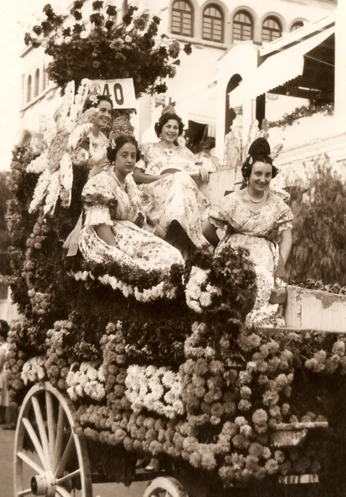 ¿Por qué se llama Feria de Julio? El secreto del siglo XIX que cambió los veranos de Valencia Imagen de archivo de la Batalla de Flores de Valencia en 1955