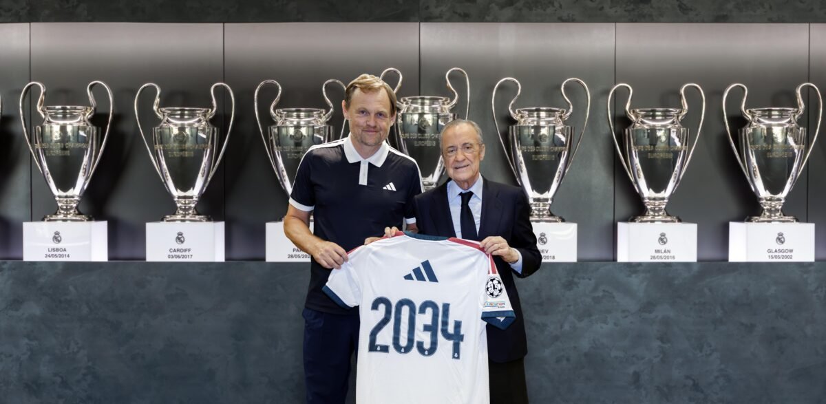 Imagen que muestra a Bjørn Gulden junto a Florentino en la firma del contrato con adidas y el Real Madrid hasta 2034