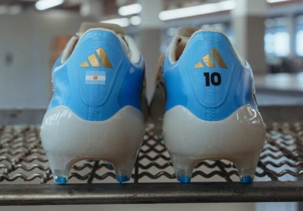 Imagen que muestra las botas personalizadas de adidas que llevará Messi en el Mundial 2026