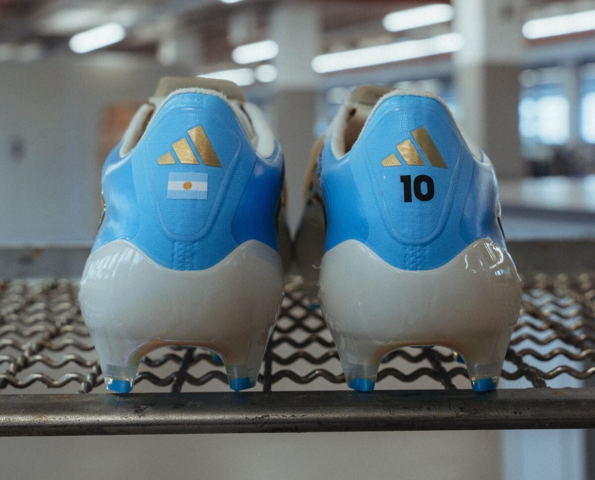 Así son las botas de adidas que lucirán las estrellas en el Mundial 2026 Imagen que muestra las botas personalizadas de adidas que llevará Messi en el Mundial 2026